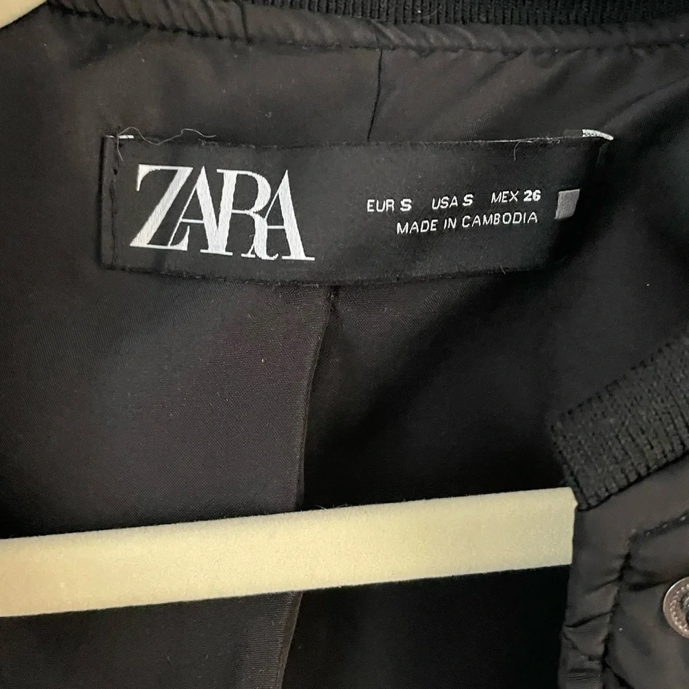 Zara Black Quilted Bomber Jacket - Cropped Lightweight Fall Jacket - Picture 3 of 5